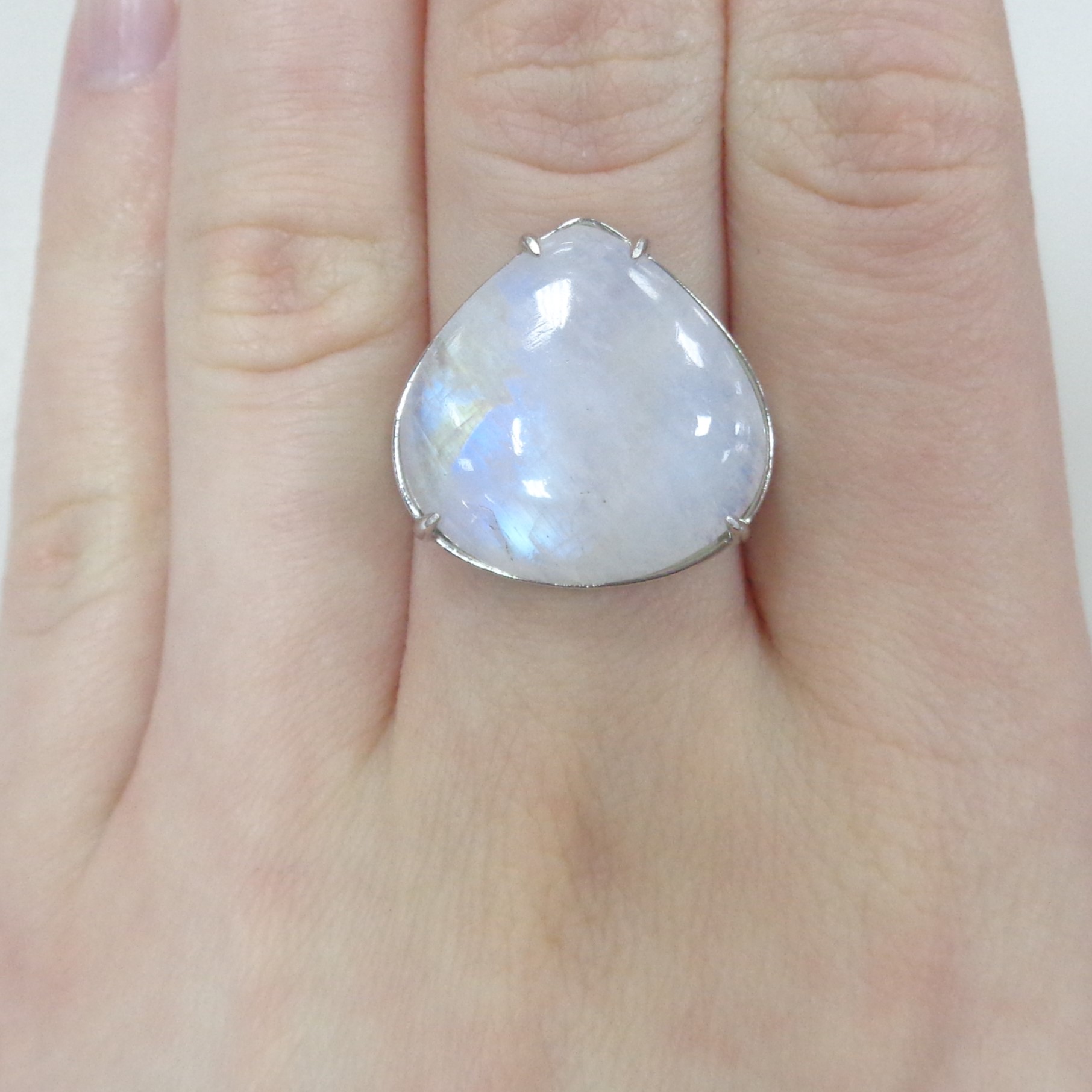 Серебряное кольцо с лунным камнем